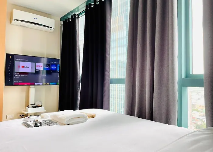 Thompson - 2 Beds, One Uptown Residences - Xbox & Netflix Apartment