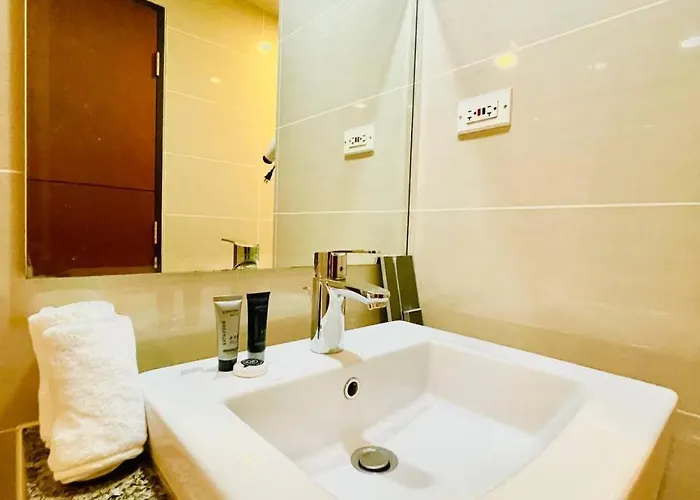 Thompson - 2 Beds, One Uptown Residences - Xbox & Netflix Apartment Manila